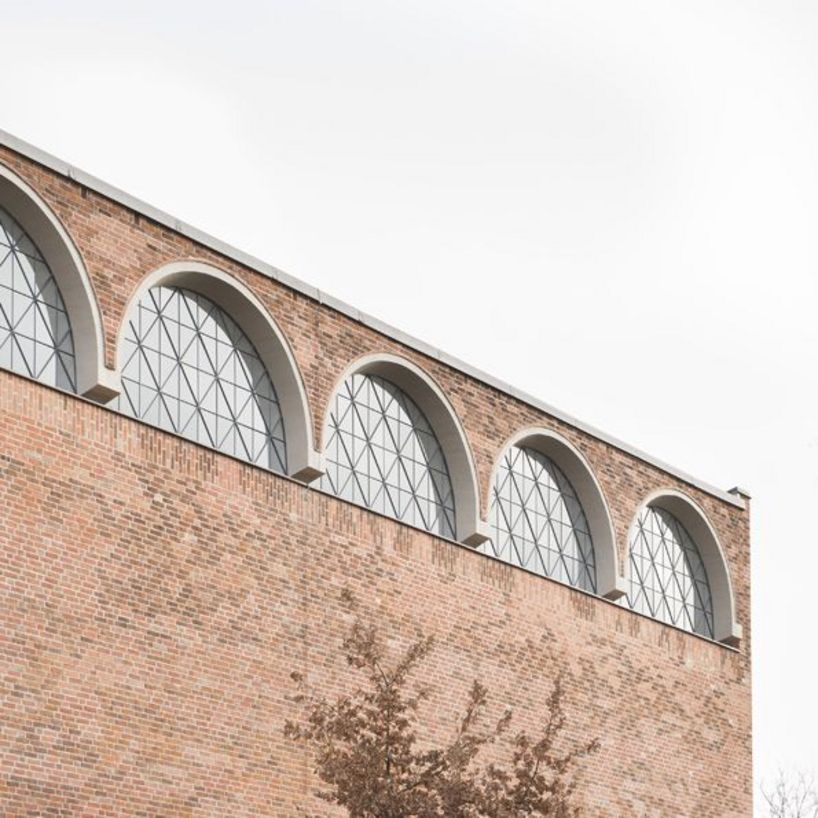 Paul Gerhardtkirche Segmentfenster Fassade